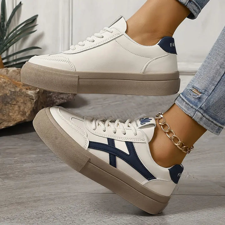 Vintage-inspirierte Sneaker mit zweifarbigem Design