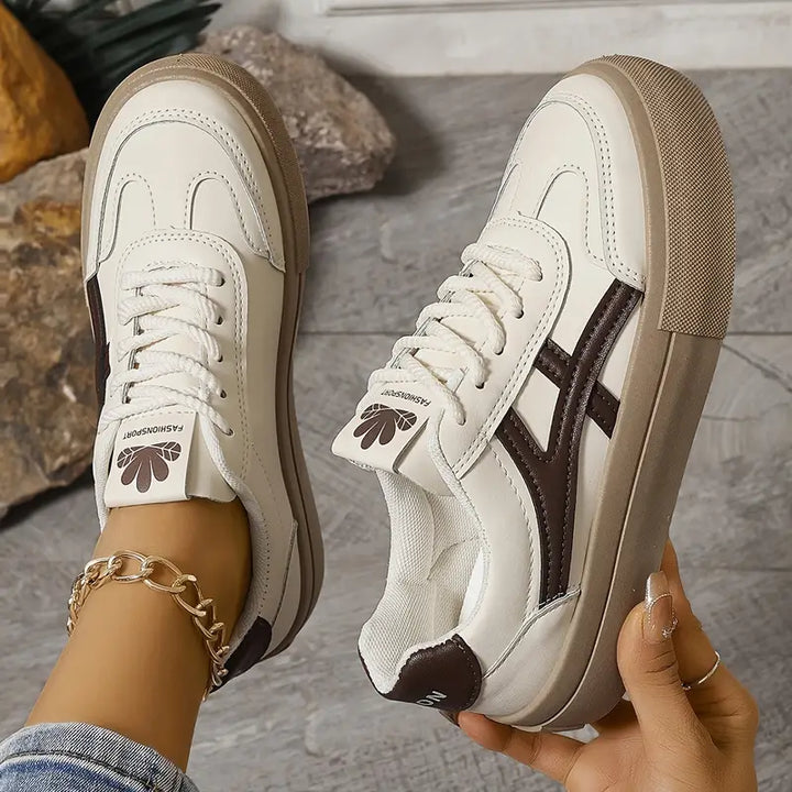 Vintage-inspirierte Sneaker mit zweifarbigem Design